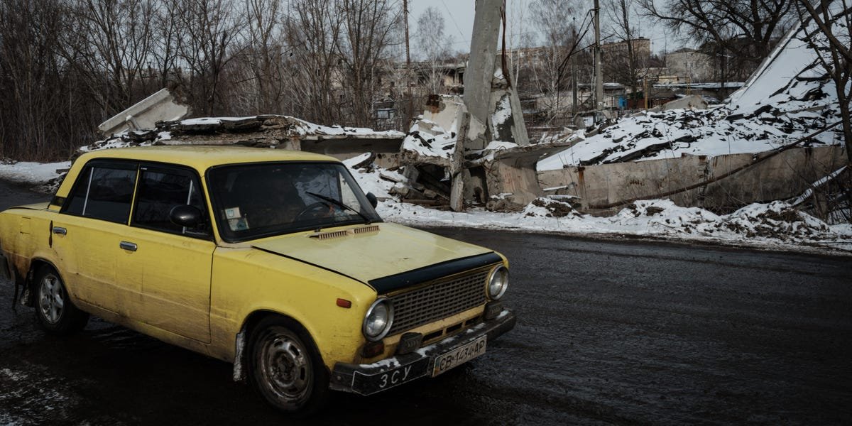 Russia’s Greatest Carmaker Eyes 4-Day Workweek As Gross sales Plummet