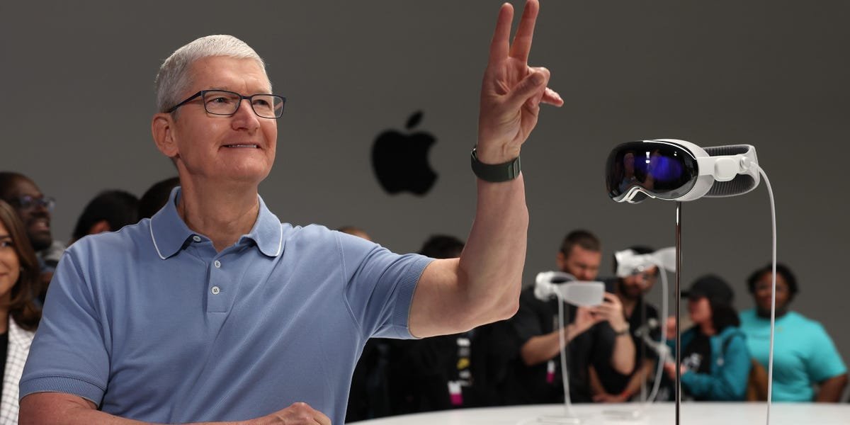 Apple Imaginative and prescient Professional Would possibly Have Simply Misplaced to Meta’s Ray-Bans