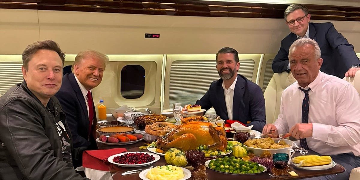 AI Thanksgiving Dinner Desk Pictures Are Widespread This Yr