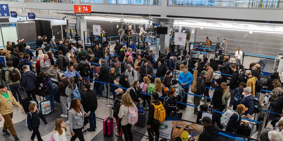 Lots of of Flights Canceled After Snowstorm Batters Midwest