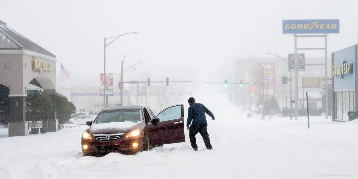 Big Winter Storm Barrels Towards East Coast, Heavy Snow Continues