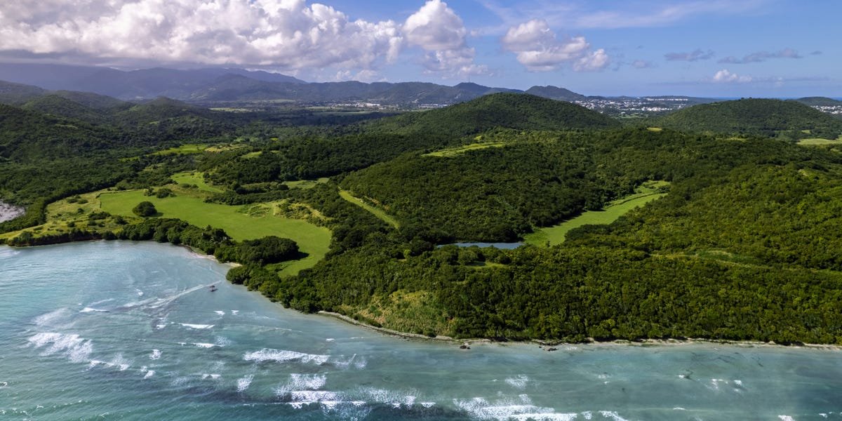 US Strikes Strand Hundreds As Airways Pull Out of Caribbean Airspace