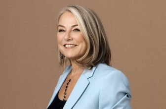 {Couples} Therapist Esther Perel Surrounds Herself With Different Folks